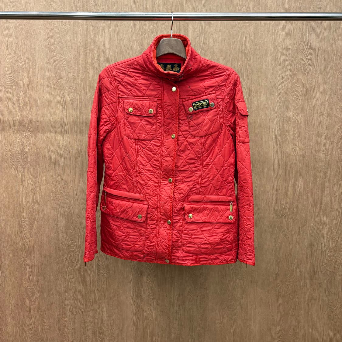 바버 하이넥 퀄팅 자켓 골드 스냅 버튼 플랩 포켓 로고 패치 디테일 레드 상품이미지2