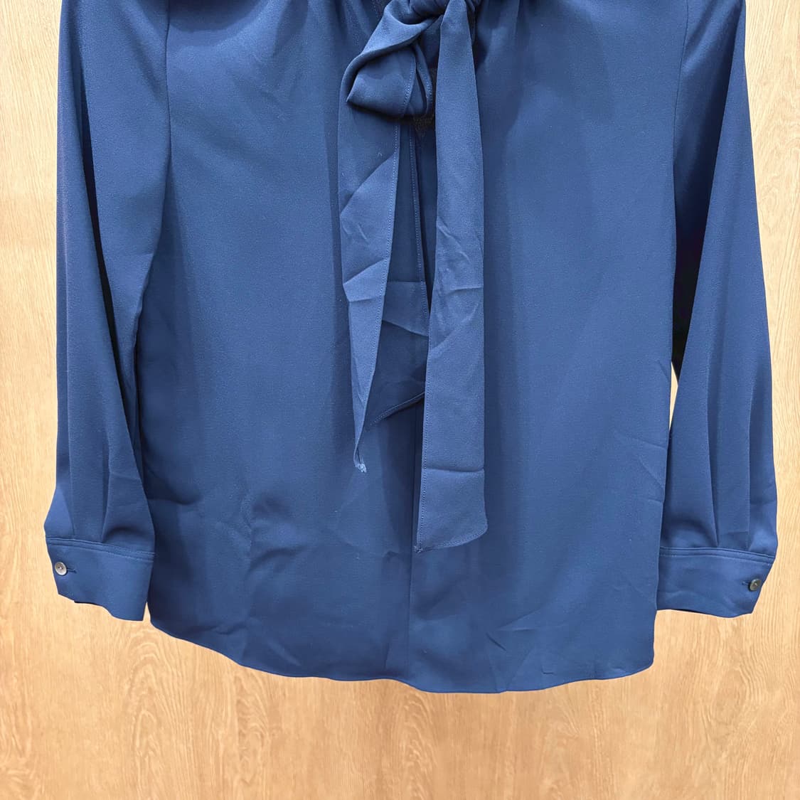 띠어리 7부 타이 스카프 블라우스 어깨 셔링 버튼 커프스 디테일 네이비 상품이미지5