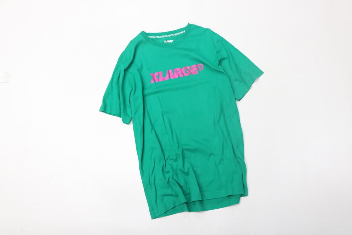엑스라지 비비드 그린 핑크 메탈릭 로고 반팔 티셔츠 (L) 상품이미지2
