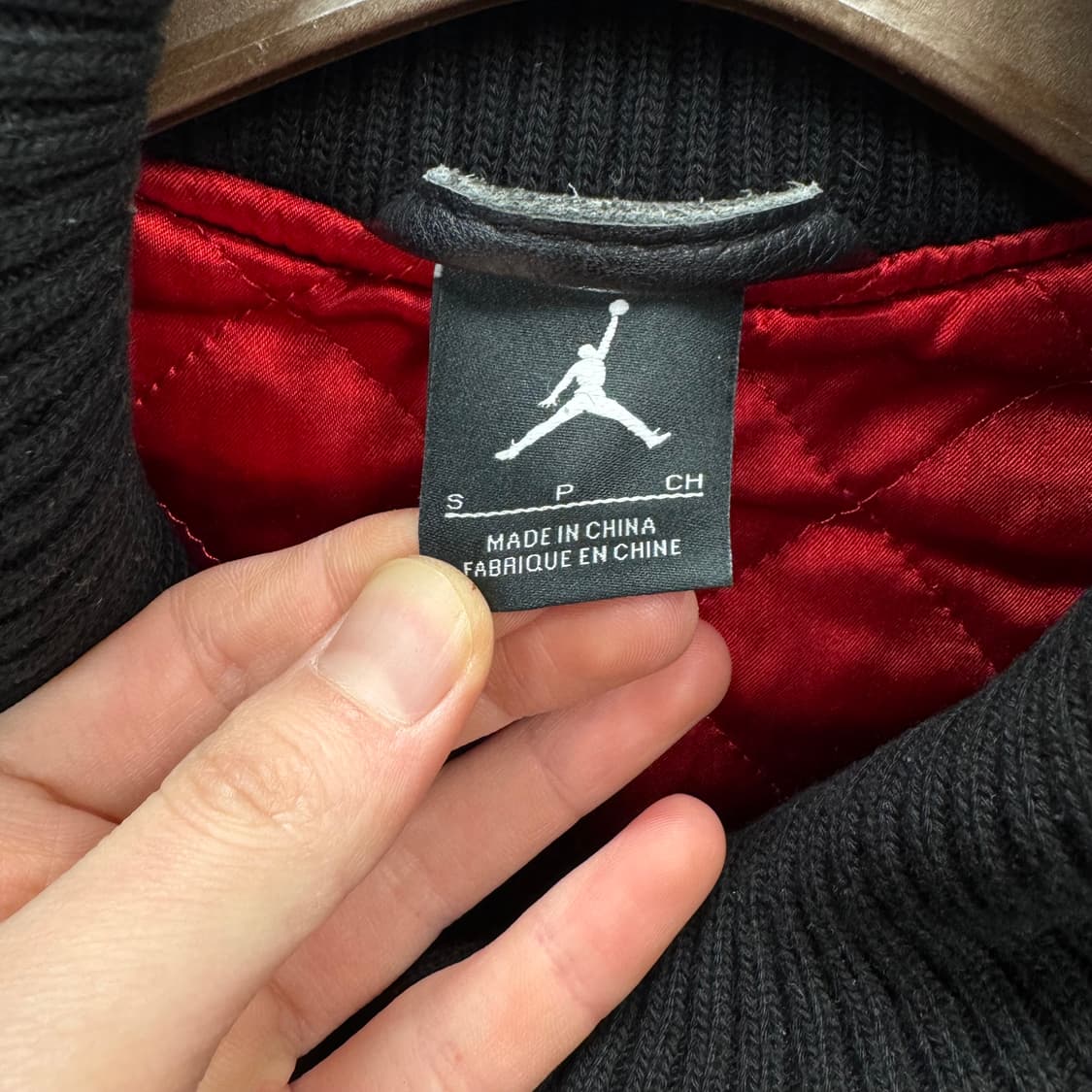 에어조던 울 레더 믹스 스타디움 자켓 체크패턴 투포켓 디테일 블랙 레드 상품이미지6