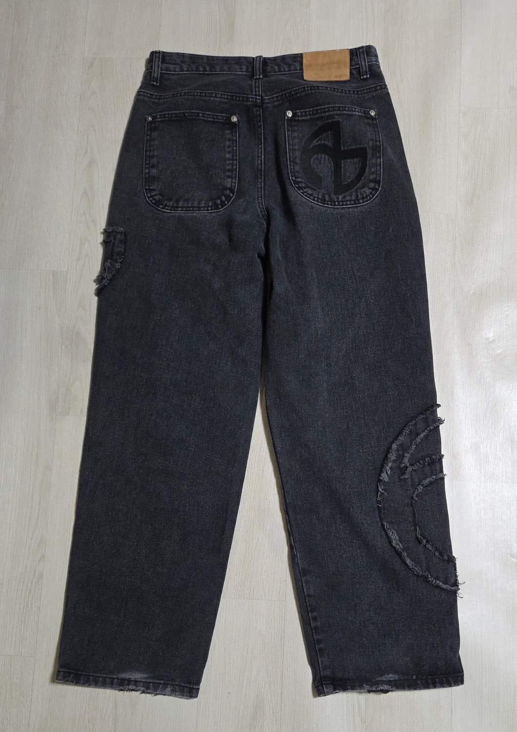(착샷) 노매뉴얼 심볼 패치드 데님 팬츠 상품이미지3