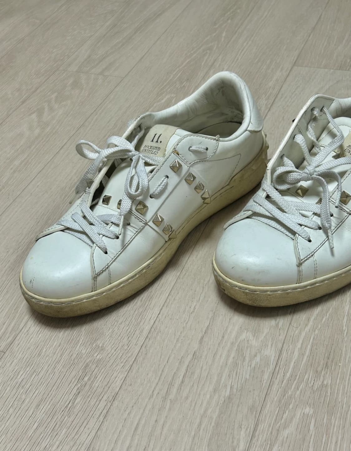 발렌티노 송아지 가죽 락스터드 언타이틀드 스니커즈 상품이미지2