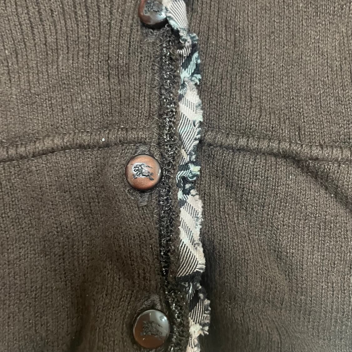 버버리 7부 가디건 초코브라운 색상 상품이미지4