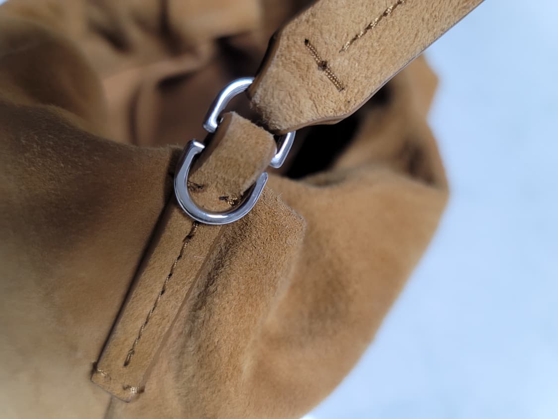 띠어리 스웨이드 복조리 미니 버킷백 상태굿 상품이미지3