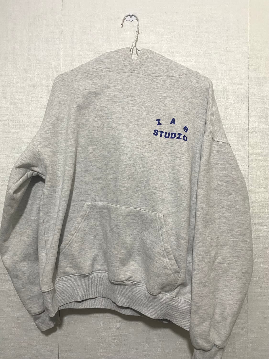 IAB STUDIO 그레이 색상 후드티 상품이미지2