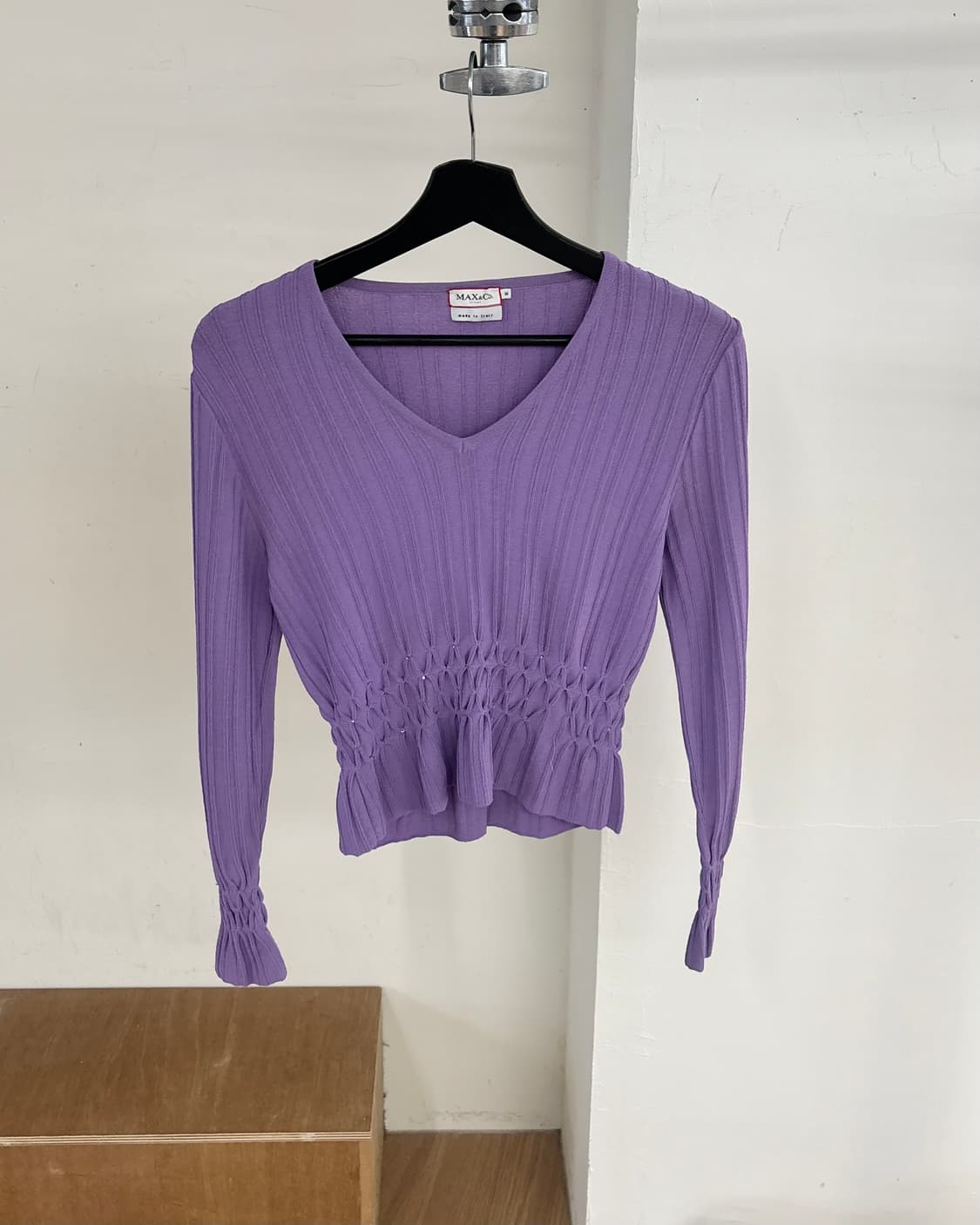 막스앤코 퍼플 브이넥 셔링 니트 상품이미지1