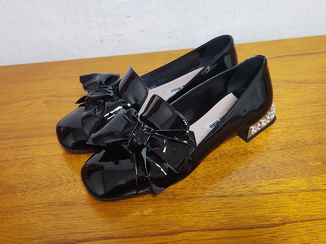 미우미우 리본 크리스탈 페이턴트 로퍼 36 상품이미지1