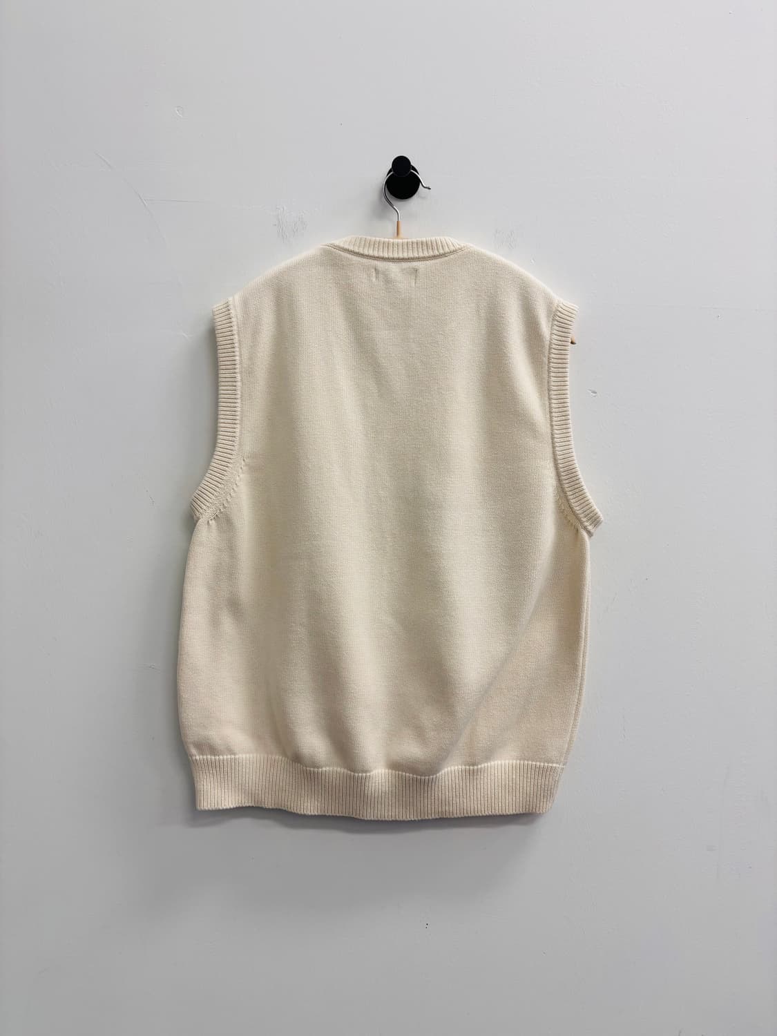 스투시(STUSSY) 빅 로고 V넥 니트 베스트 아이보리 상품이미지3