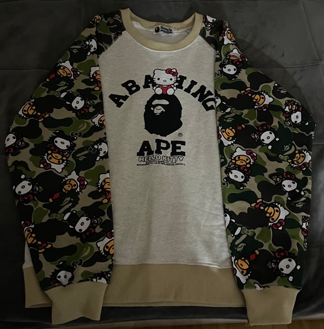 베이프 마일로 헬로키티 콜라보 맨투맨 상품이미지1