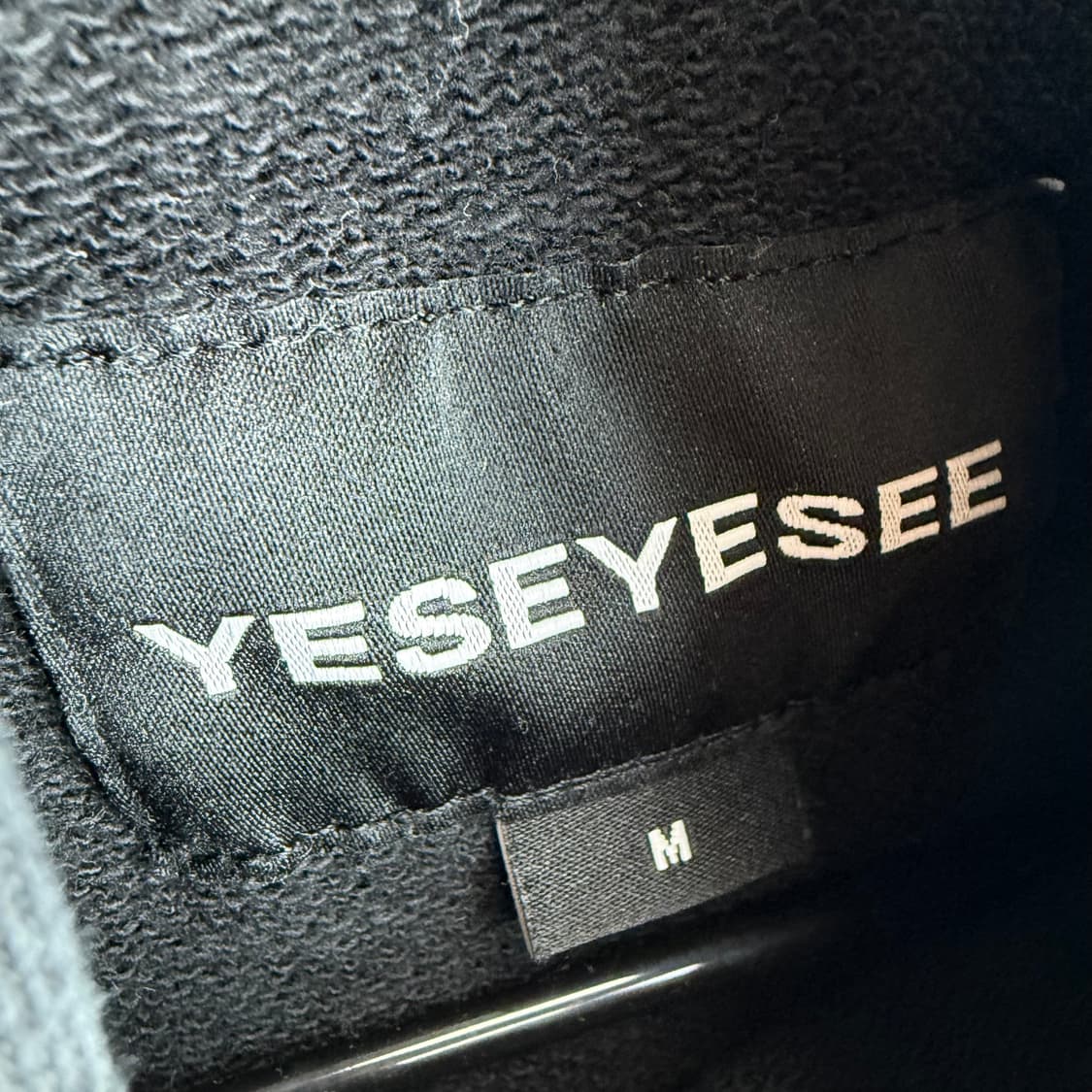 (M) 예스아이씨 빅로고 후드 티 블랙 상품이미지3