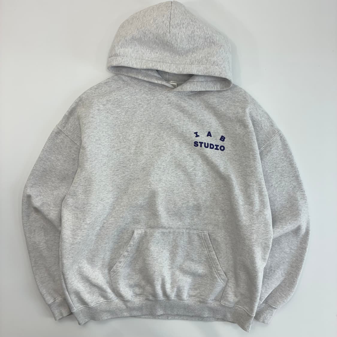 IAB studio  아이앱 스튜디오 베이직 빅로고 라이트그레이 후드티  상품이미지3