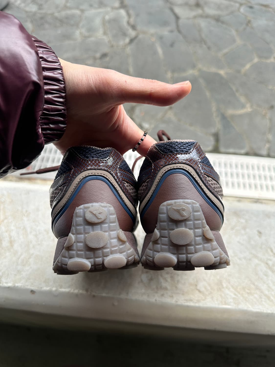 디아도라 운동화 한정판 콜라보 거의 새거 브라운컬러 상품이미지4