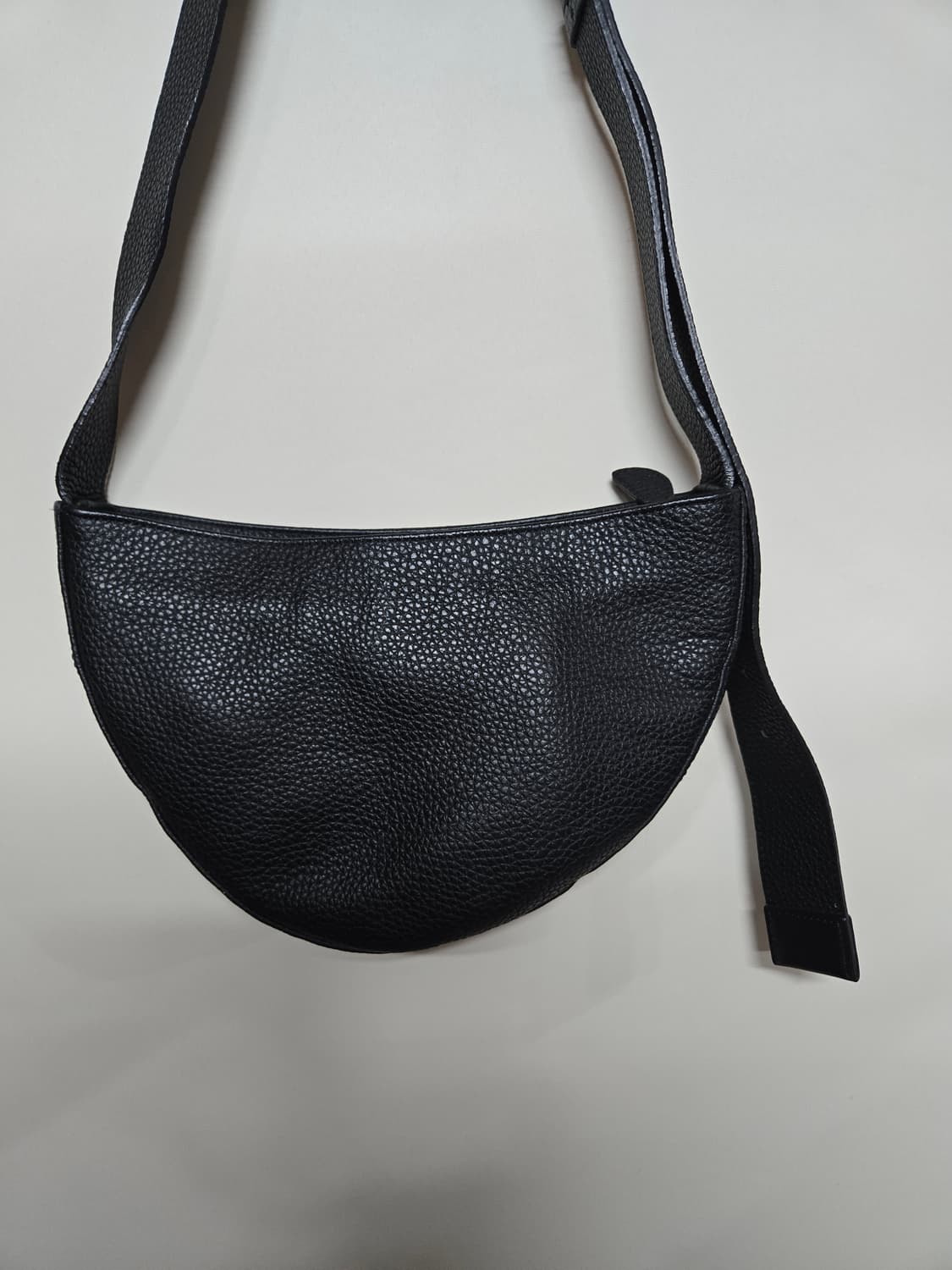 소프트서울 하프문 레더 크로스백 블랙 상품이미지3