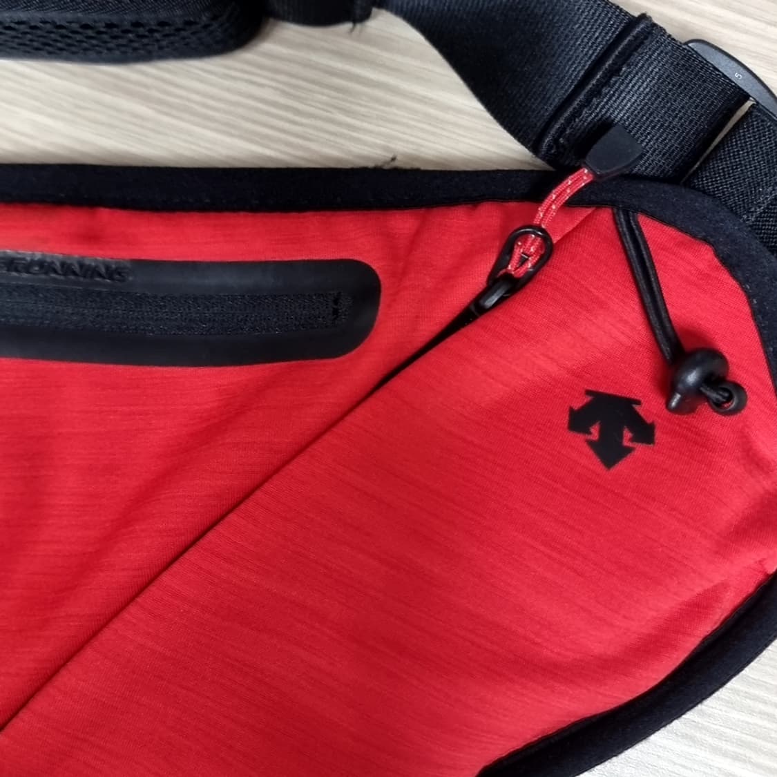 데상트 레드 컬러 웨이스트 러닝 힙색 가방 상품이미지4