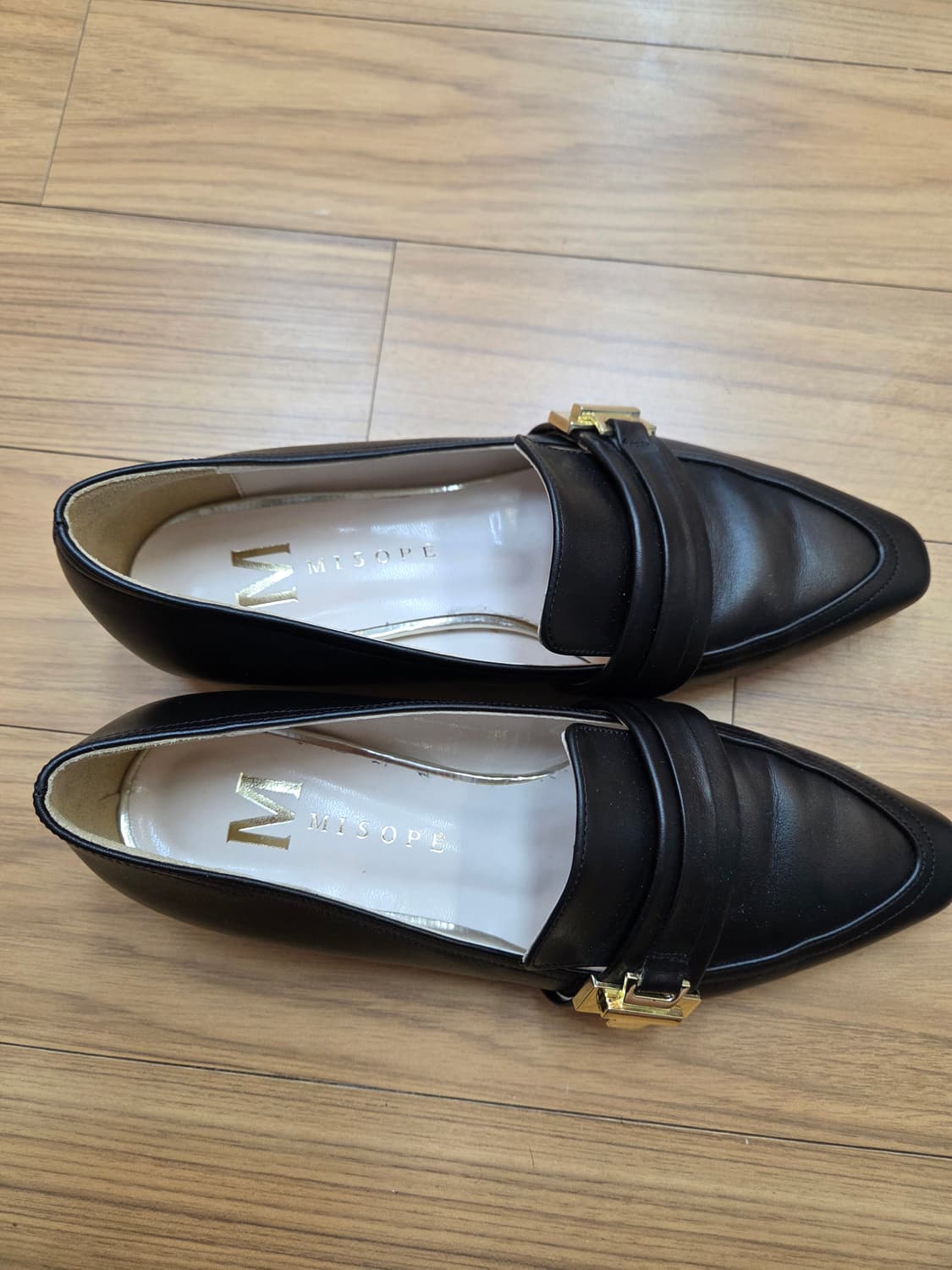 미소페 블랙 로퍼 230mm 판매합니다. 금장 버클 장식이 고급스러움을  상품이미지7