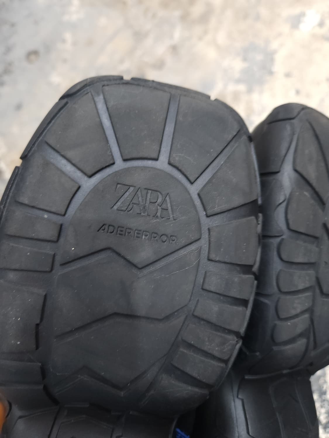 아더에러 x 자라 트랙솔 로퍼 235mm

 상품이미지10