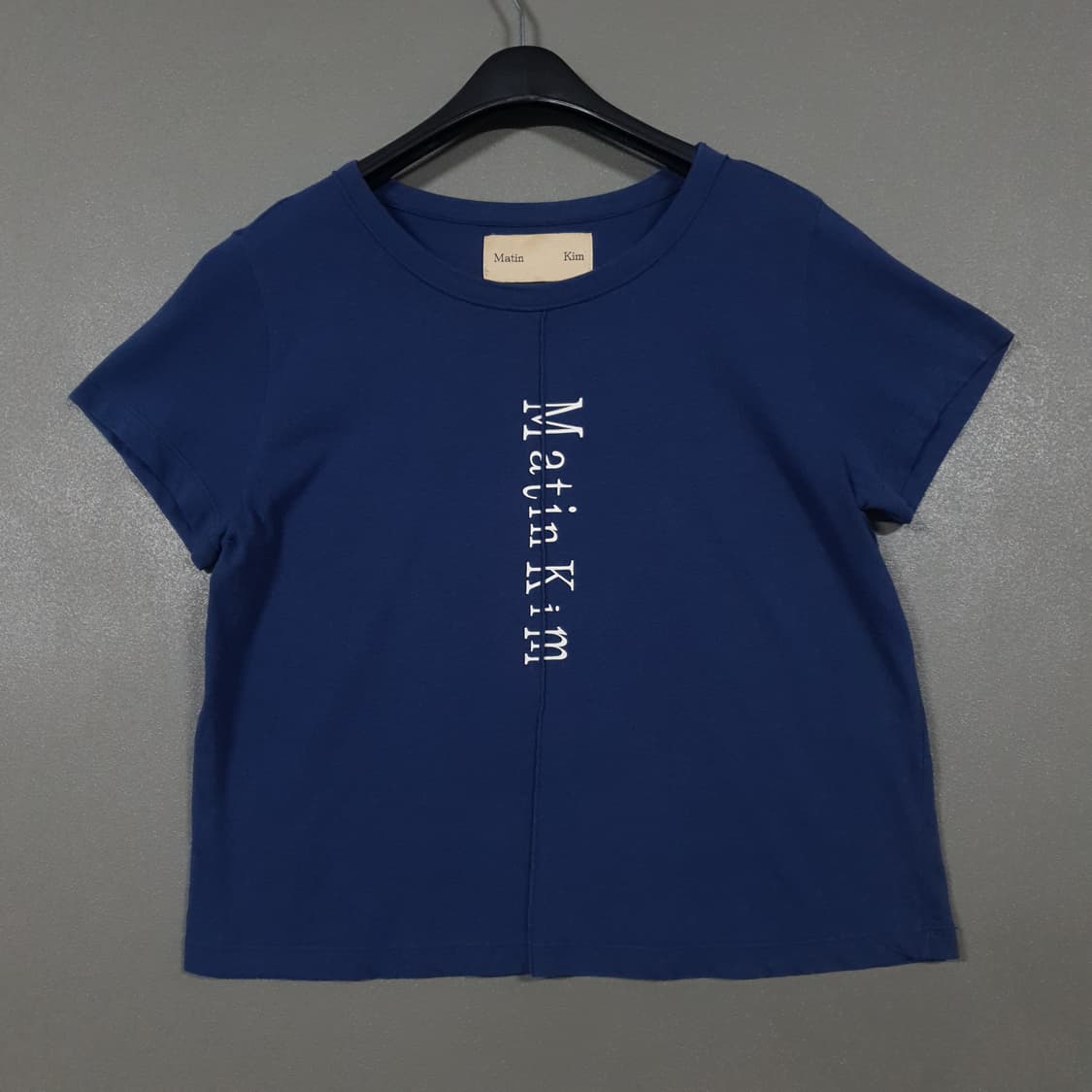 여성 F) 마뗑킴 핀턱 크롭탑 네이비 라운드 반팔 티셔츠 상품이미지1