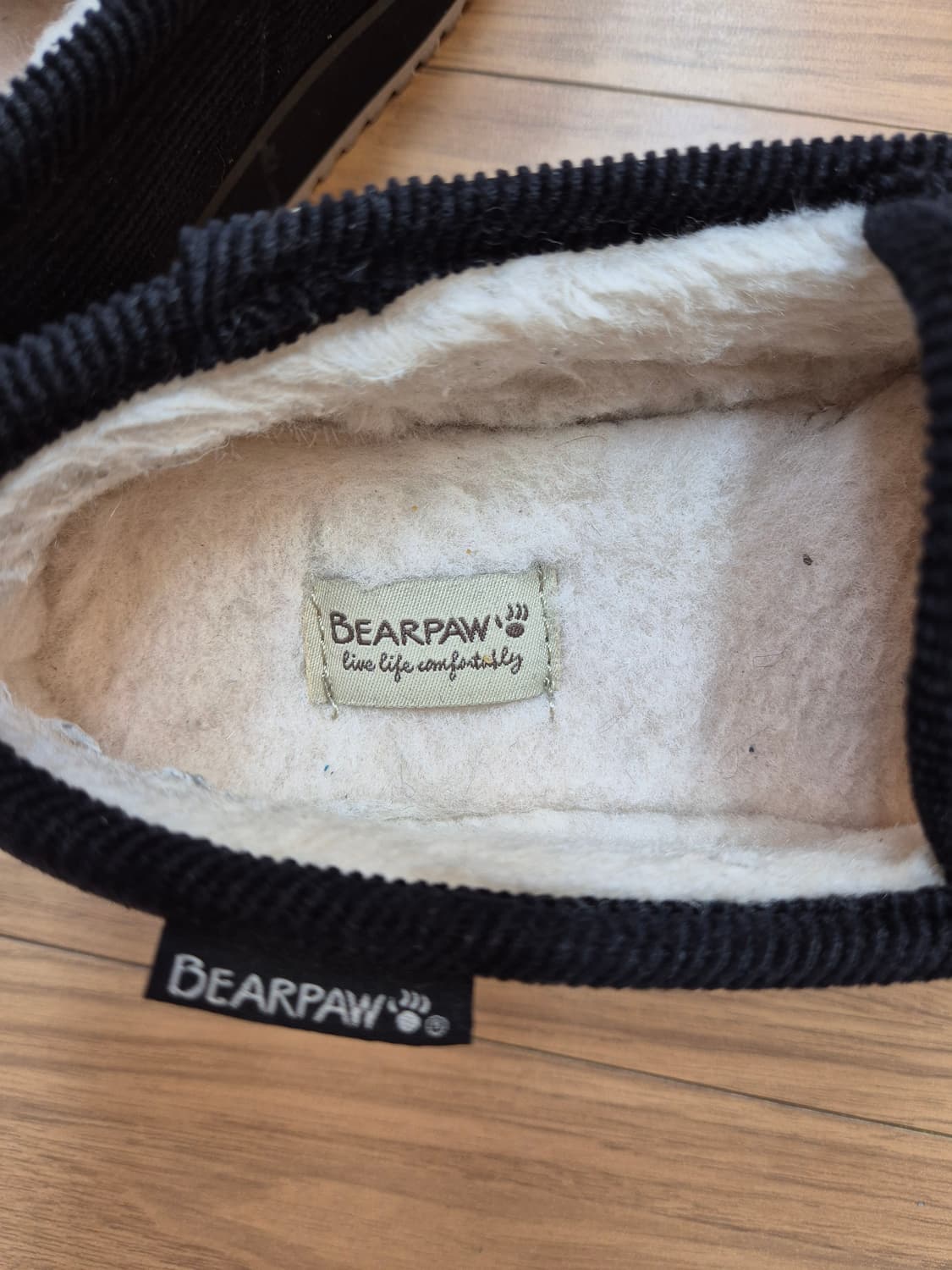 귀여운 곰돌이 자수가 있는 베어파우 털 슬리퍼입니다. 코듀로이 재질이라  상품이미지6