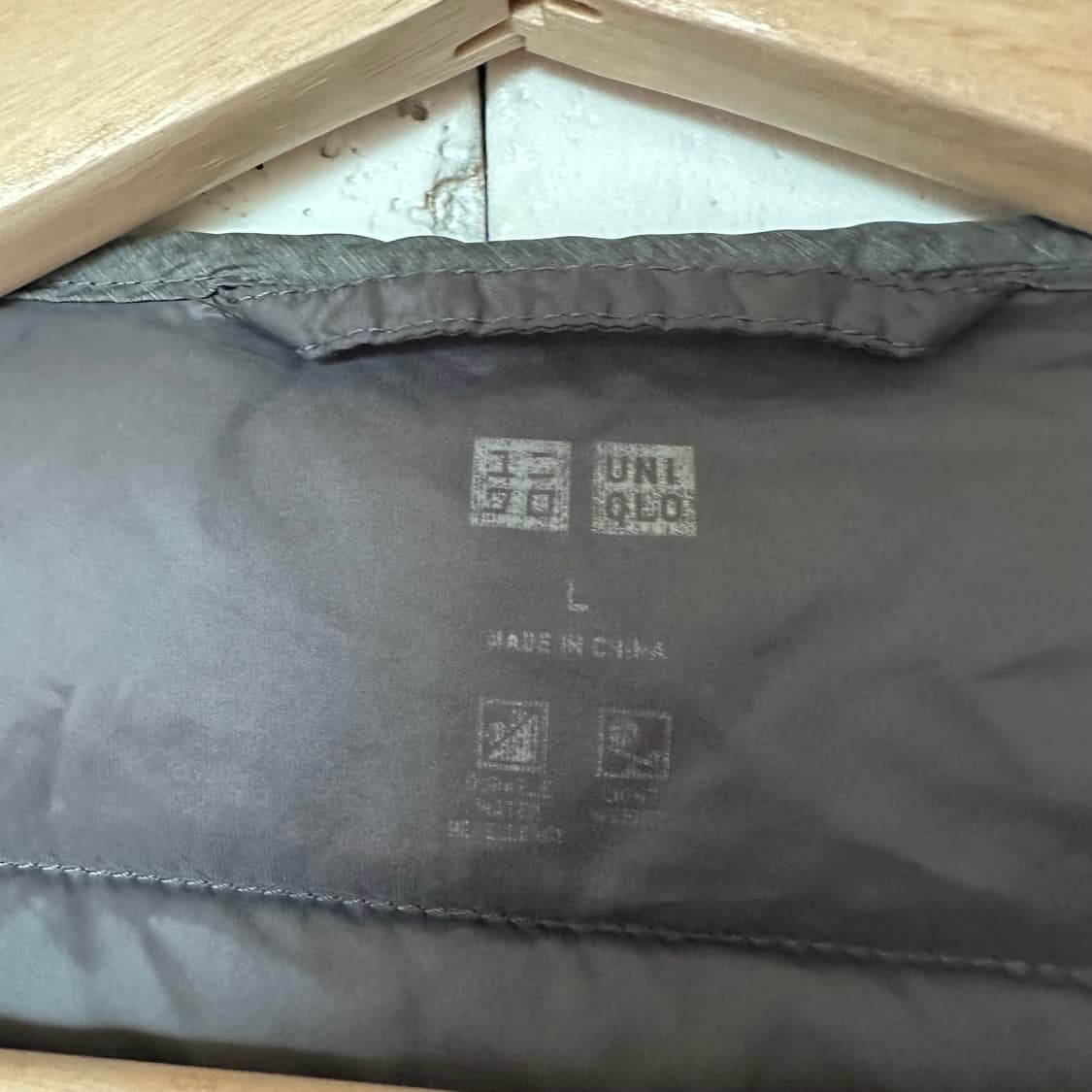 L 유니클로 경량 패딩조끼 회색 상품이미지3