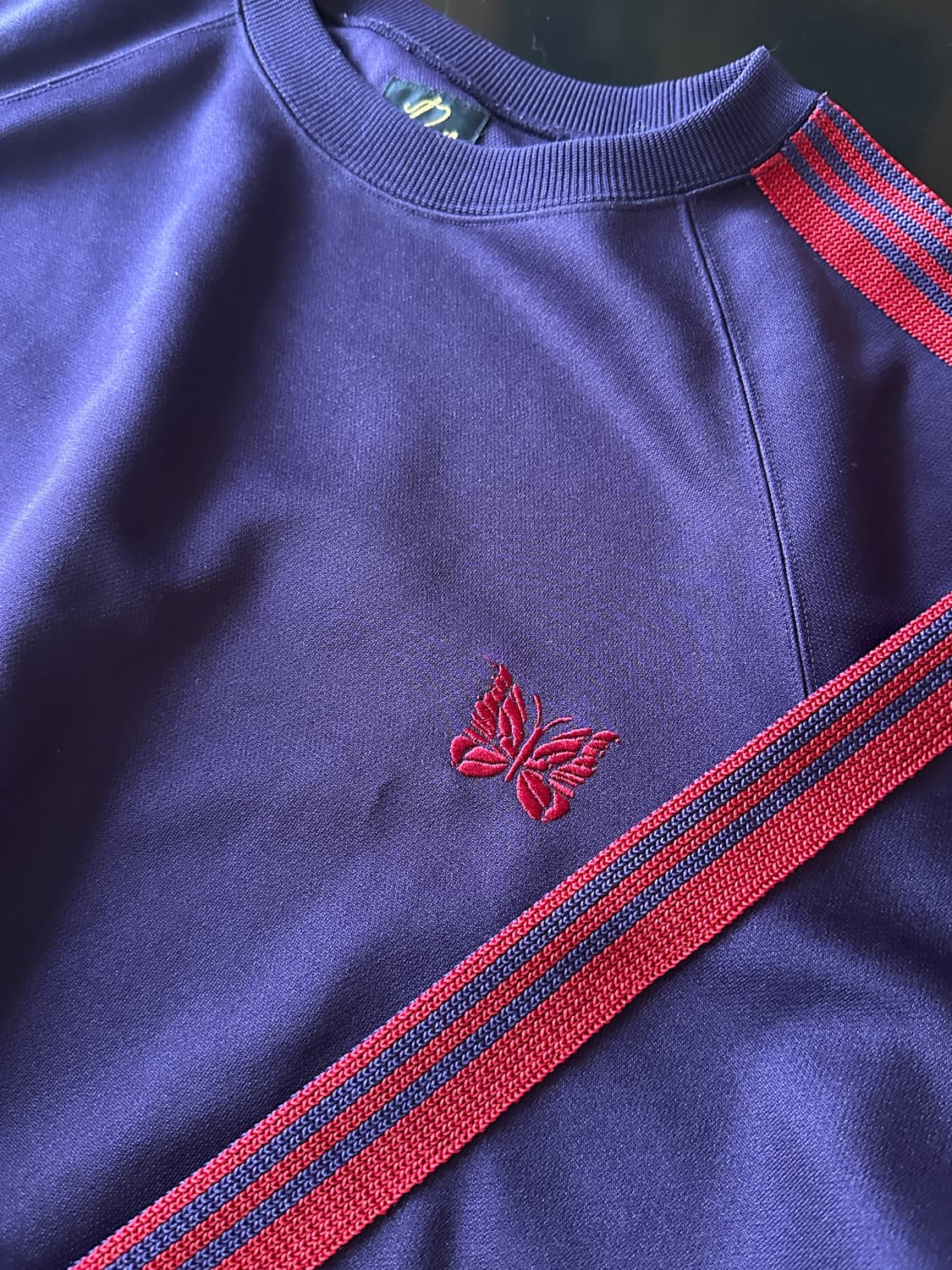 니들스 크루넥 맨투맨 다크퍼플 L사이즈(뉴진스 강해린 착용) 상품이미지4