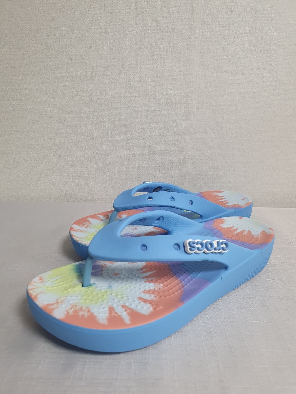 크록스 클래식 플랫폼 쪼리 타이다이 그래픽 플립 240mm 상품이미지8