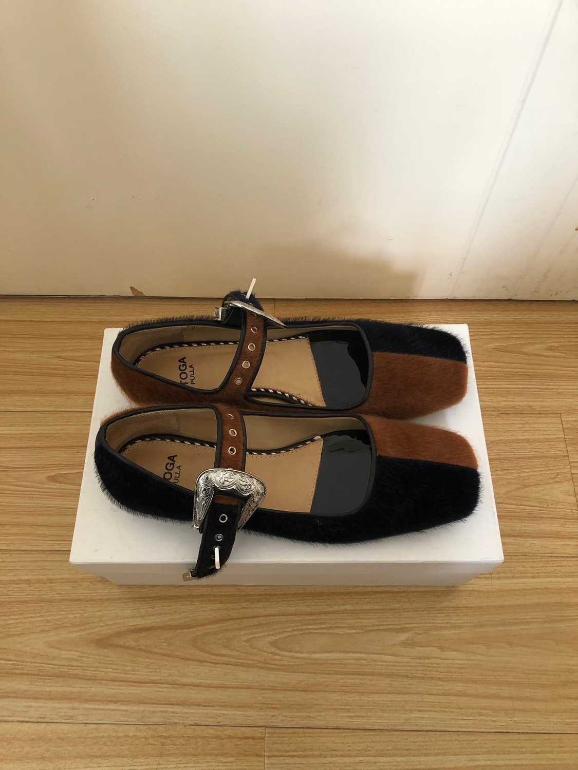 Toga Pulla 퍼 버클 메리슈즈 상품이미지2