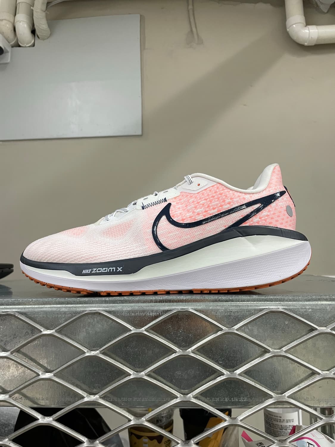 나이키 보메로 17 화이트 토탈 오렌지 285 (gr-5037) 상품이미지1