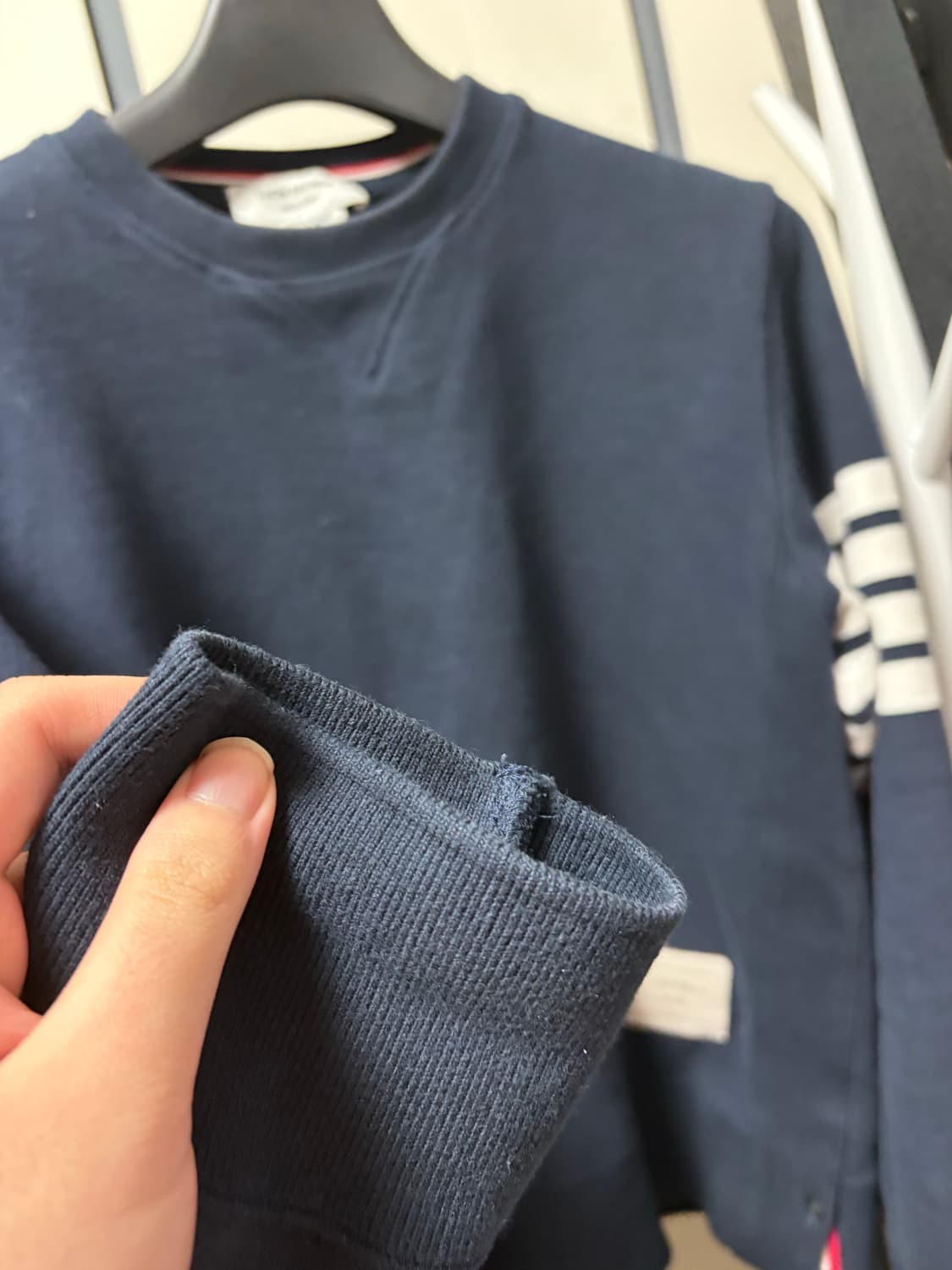 [풀구성/정품] 톰브라운 네이비 맨투맨 4사 상품이미지3