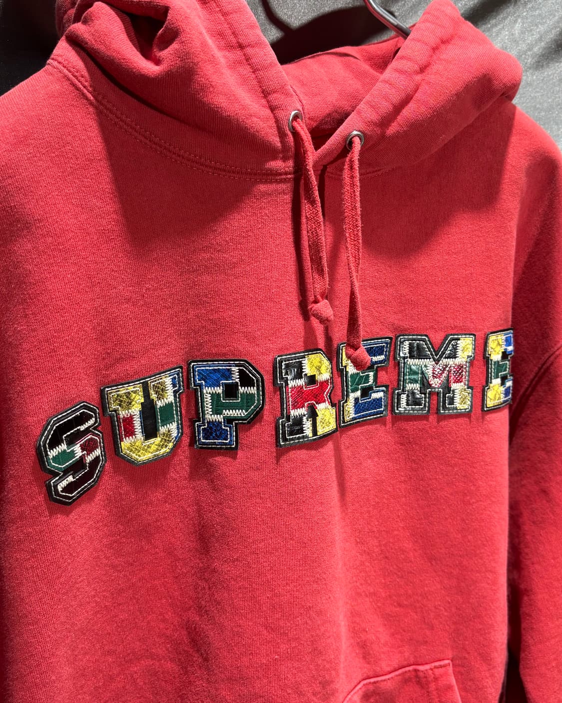 S SUPREME 슈프림 컬러 스펠링 패치 워싱 레드 후드티 상품이미지5