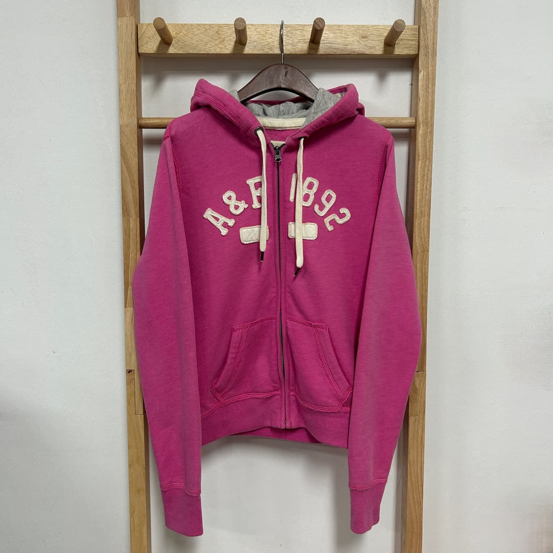 아베크롬비 y2k 자수로고 후드집업 핑크 상품이미지3