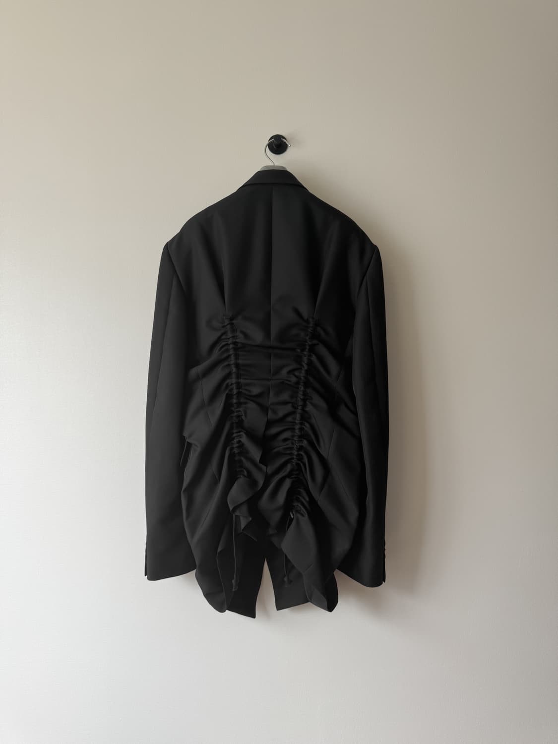 꼼데가르송 옴므 플러스 블랙 러플 디테일 재킷 상품이미지5