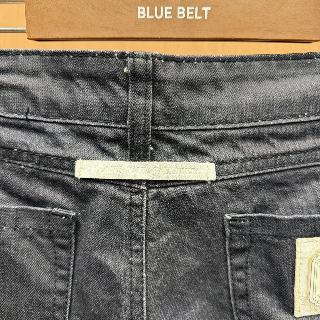 장폴고티에 데님 팬츠 백포켓 화이트 로고 패치 세미 워싱 디테일 흑청 상품이미지7