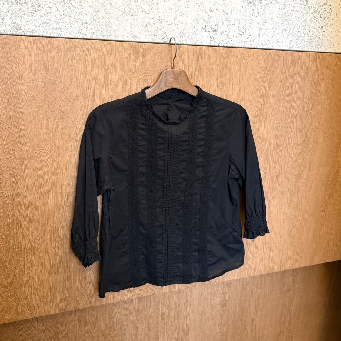 빈티지 코튼 블라우스 7부 소매 레이스 핀턱 디테일 레귤러핏 블랙 상품이미지1