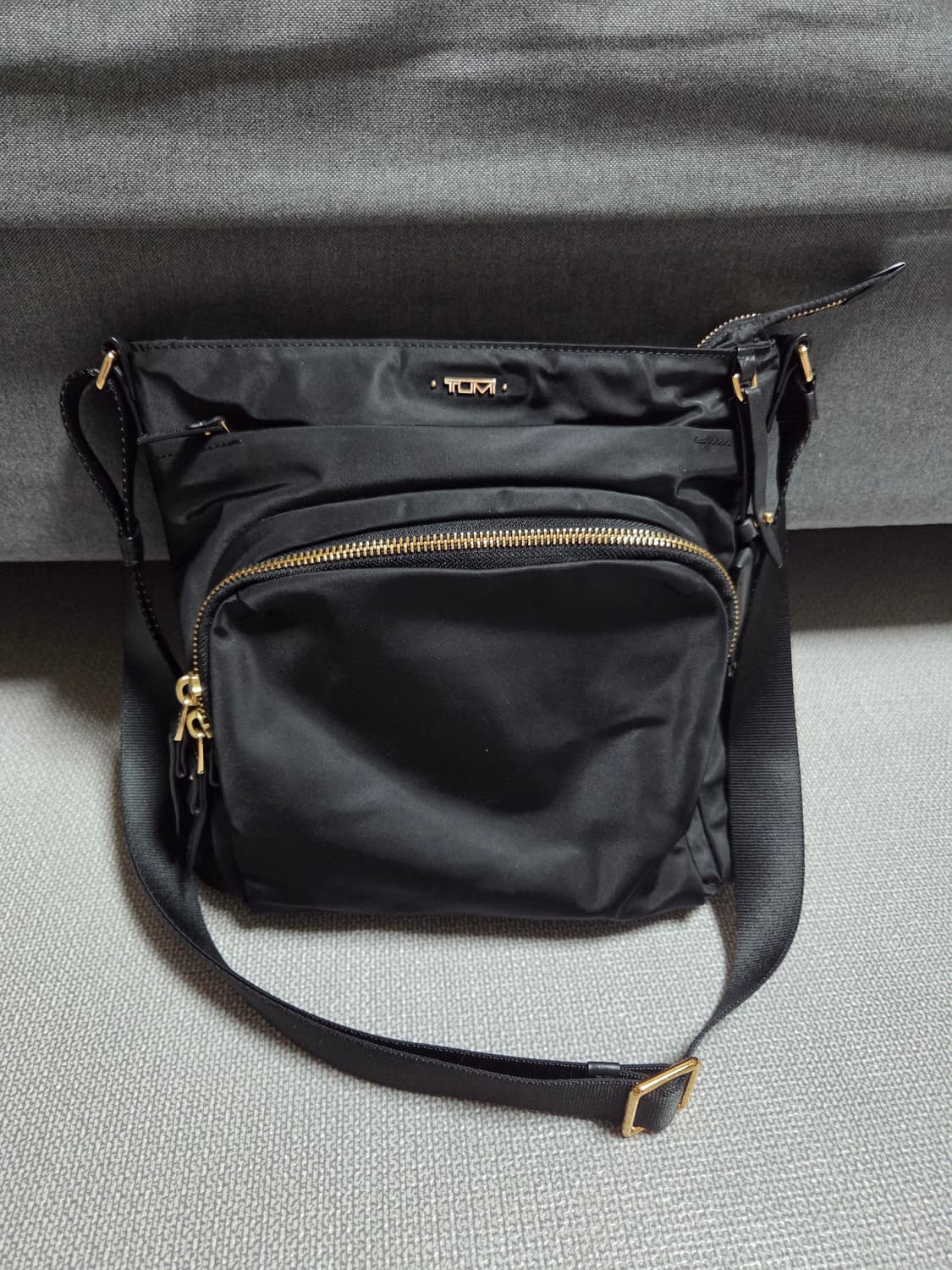 투미 크로스백 팝니다 상품이미지1