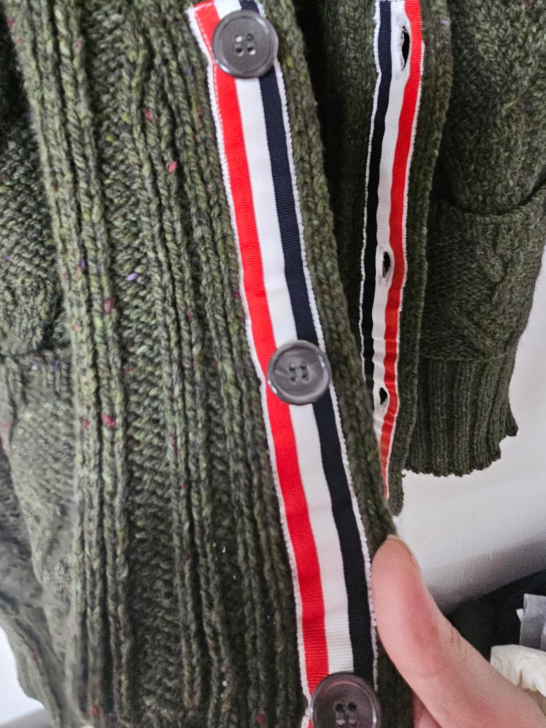 톰브라운 23fw 모헤어 사선완장 가디건(3/딥카키/정품) 상품이미지4