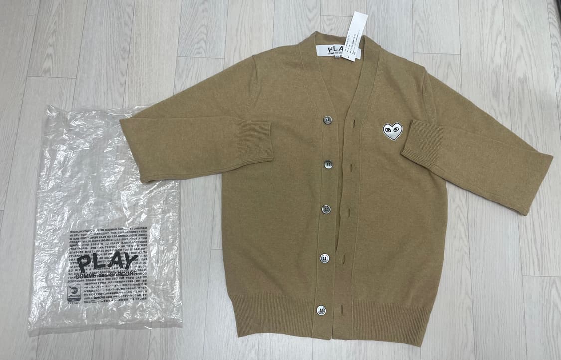 꼼데가르송 플레이) 카멜 브이넥 가디건-화이트 하트 와펜 상품이미지6