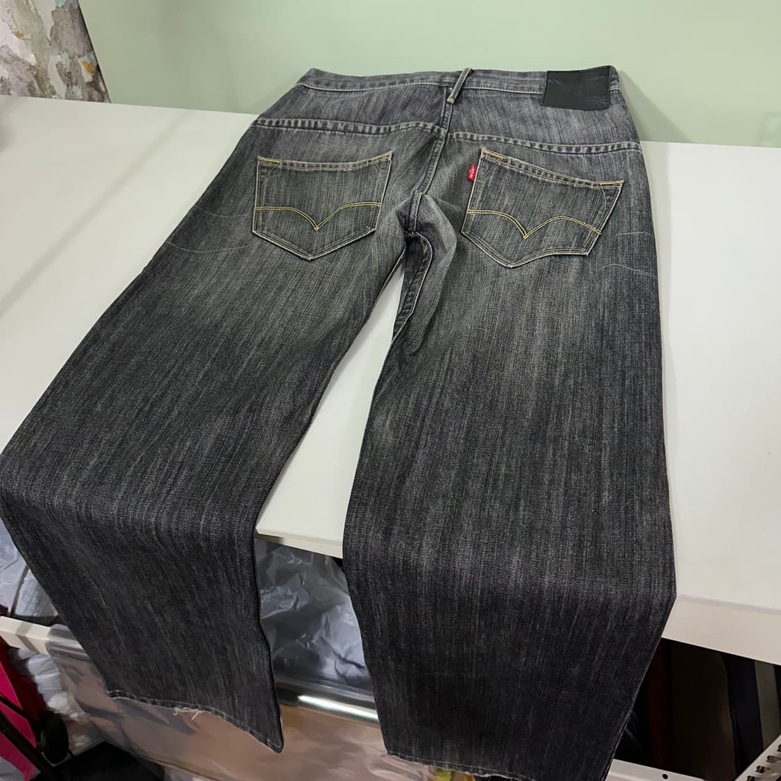 32 L 리바이스702 일자핏 블랙그레이워시드 옐로우스티치 데님팬츠 상품이미지3