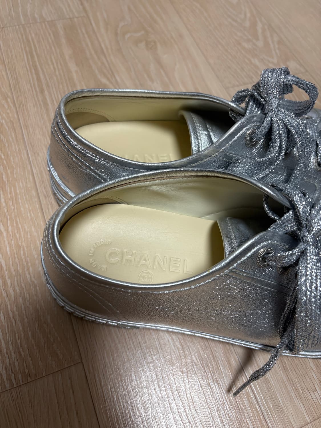 chanel 샤넬 레더 실버 스니커즈 39.5 상품이미지5