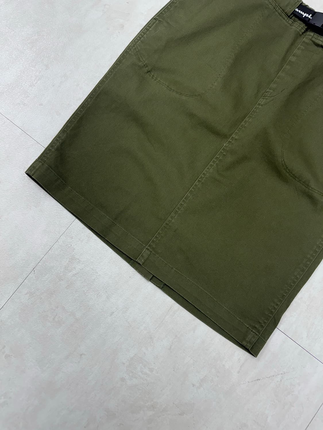 •Champion 로고 벨트 카키 미디 스커트  상품이미지3