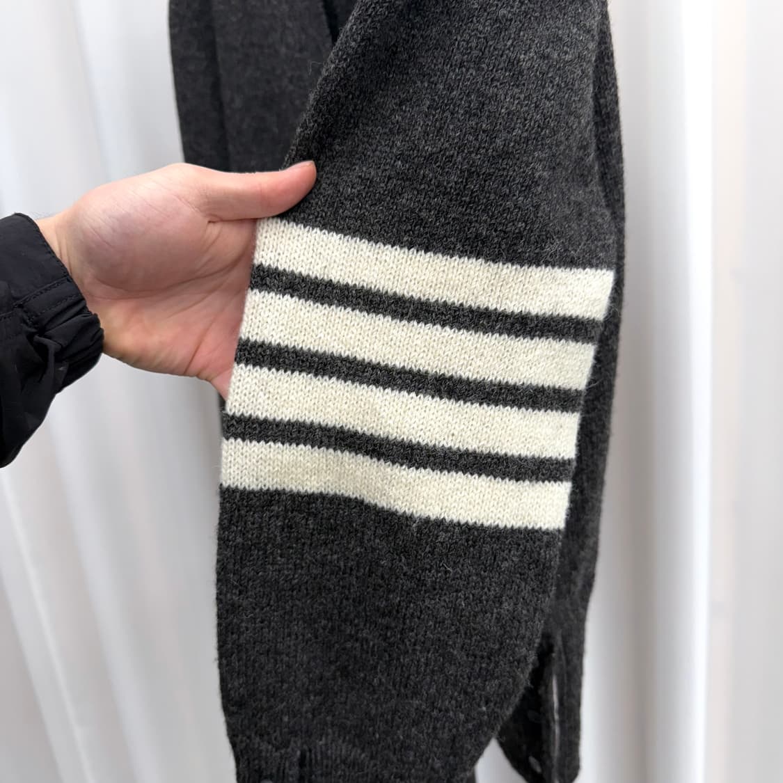 [4] 톰브라운 사선완장 셰틀랜드 가디건 다크그레이 상품이미지5