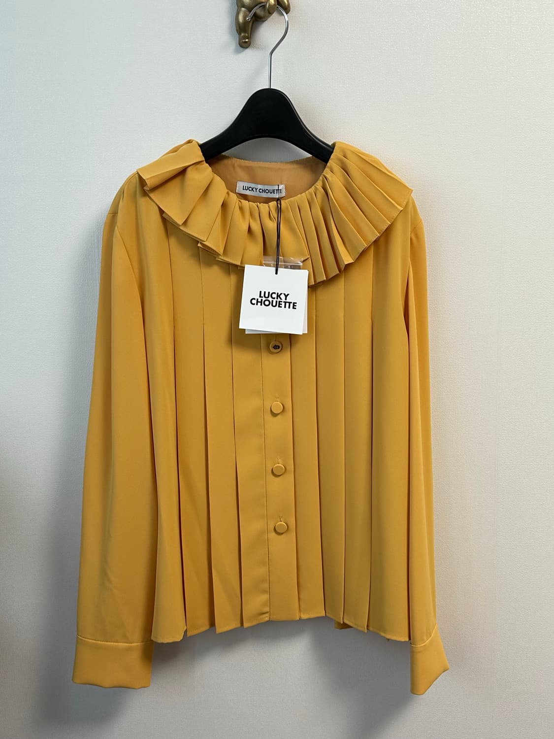 (새상품)럭키슈에뜨 플리츠 러플 카라 블라우스 - 36 Size 상품이미지3