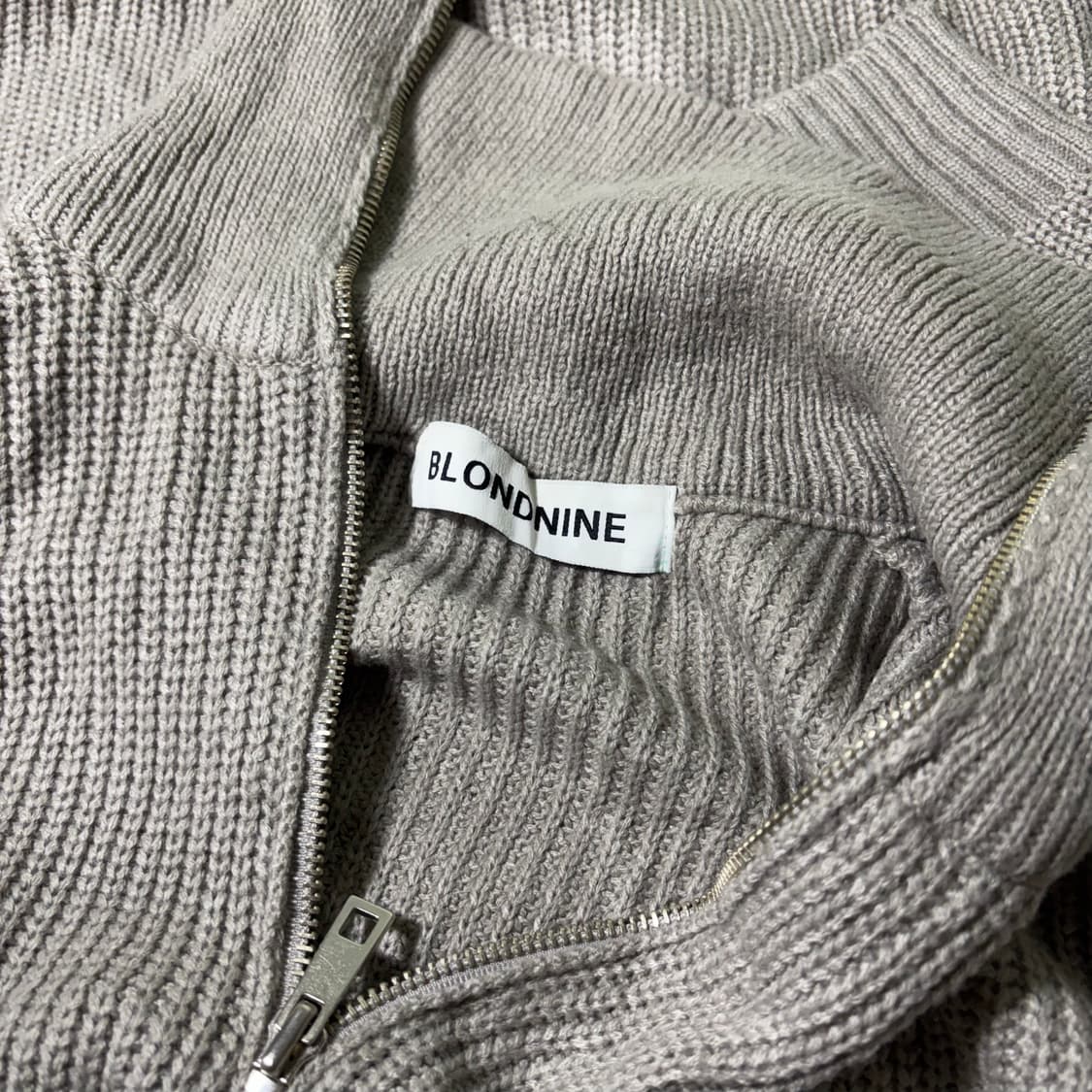 L 블론드나인 베이지그레이 반집업니트 상품이미지4
