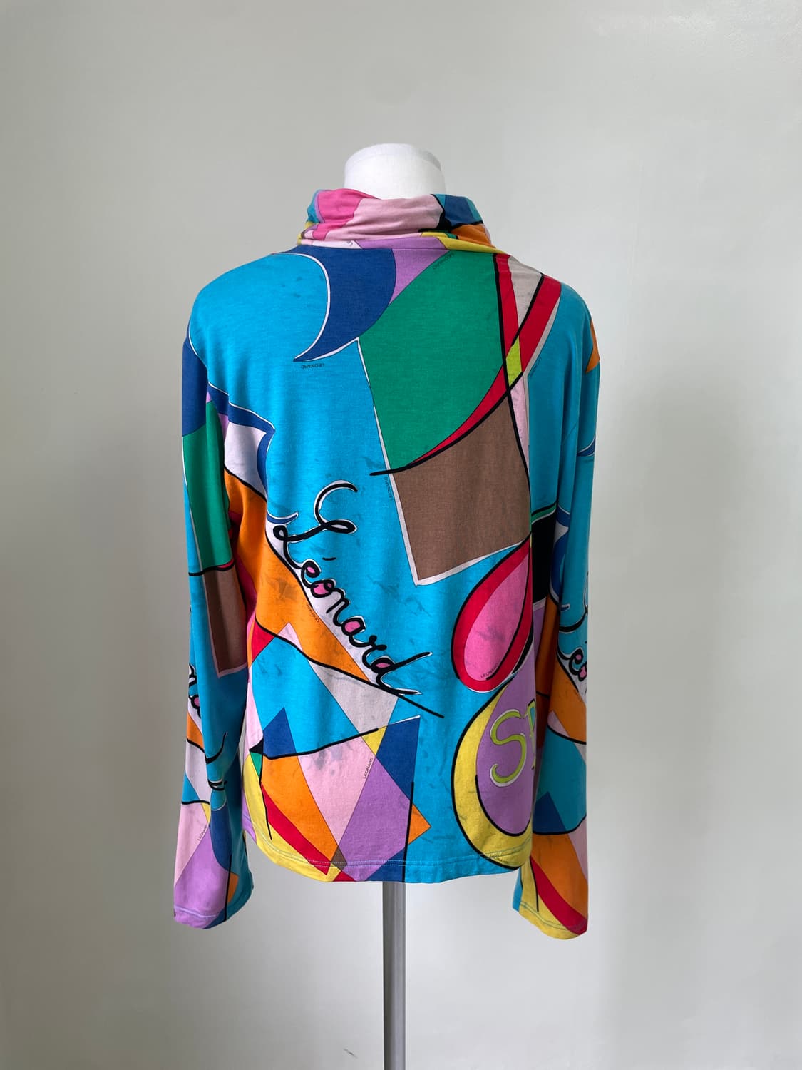 레오나르드 아트 그래픽 터틀넥 탑 J04347 상품이미지2