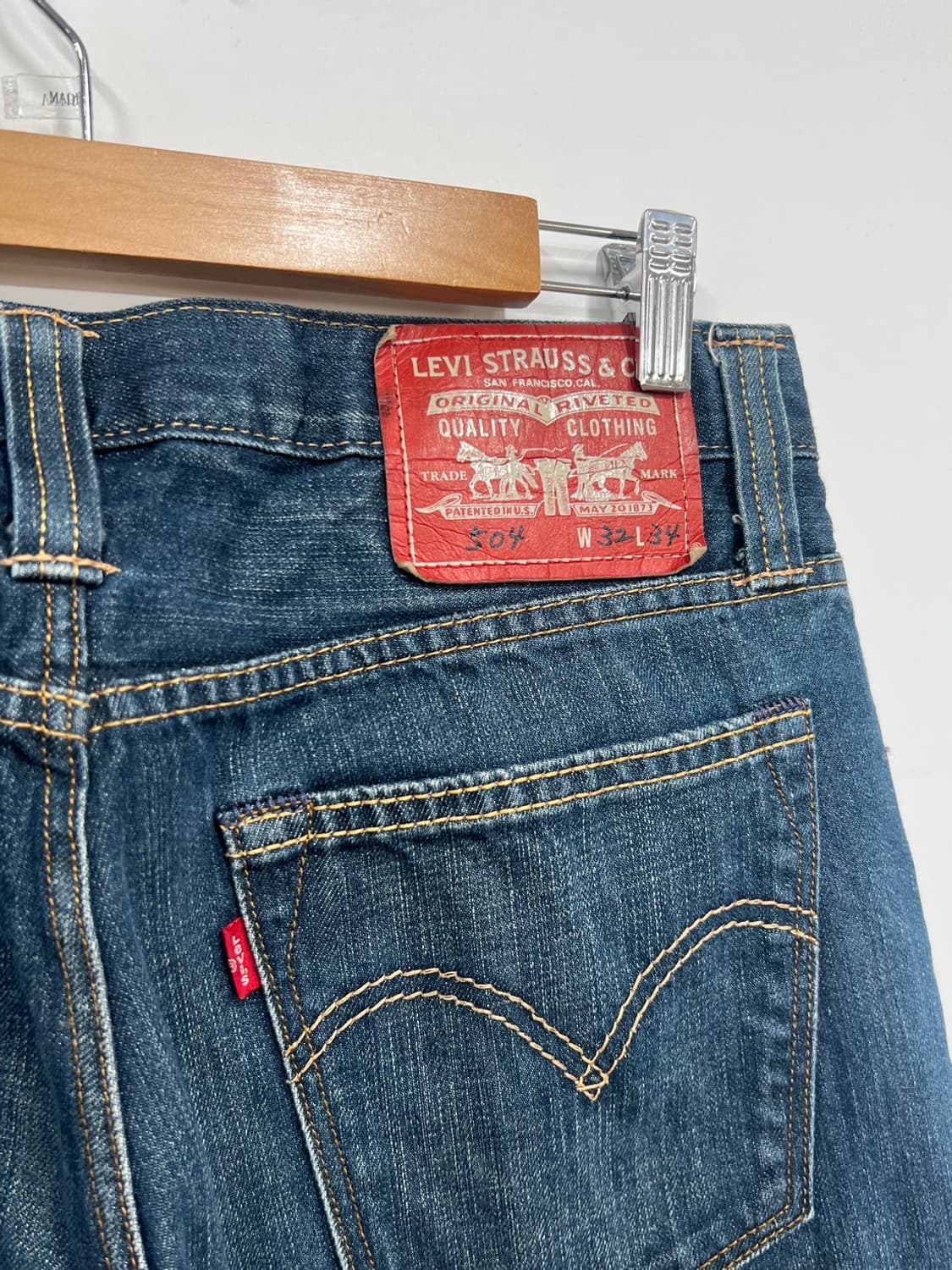 리바이스 504 슬림 스트레이트 워싱 데님 팬츠 상품이미지2