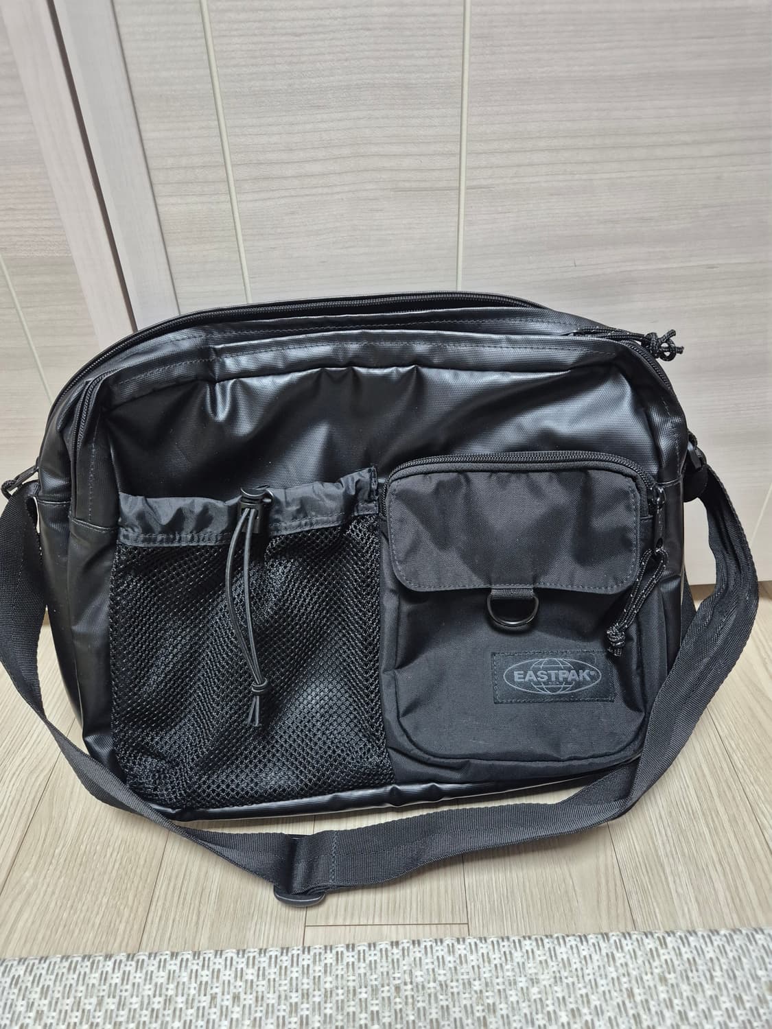 이스트팩 사첼 M 메신져 크로스백 가방 블랙 상품이미지3