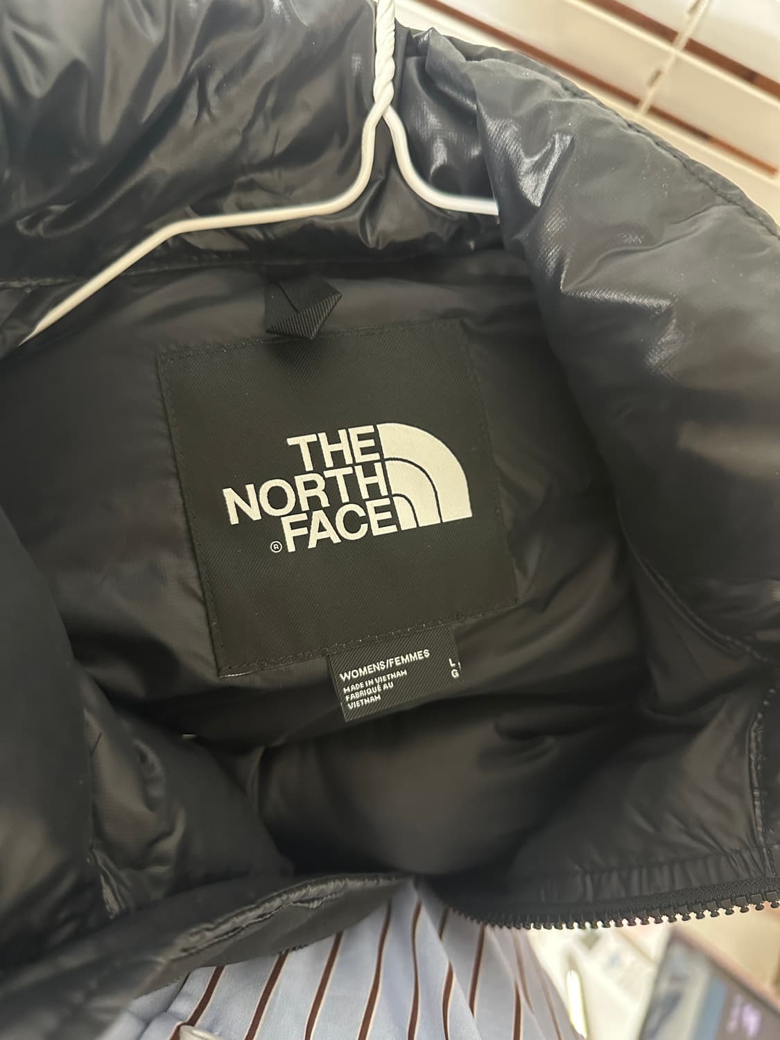 (해외판) 노스페이스 눕시 크롭 패딩 700 유광 블랙 상품이미지3