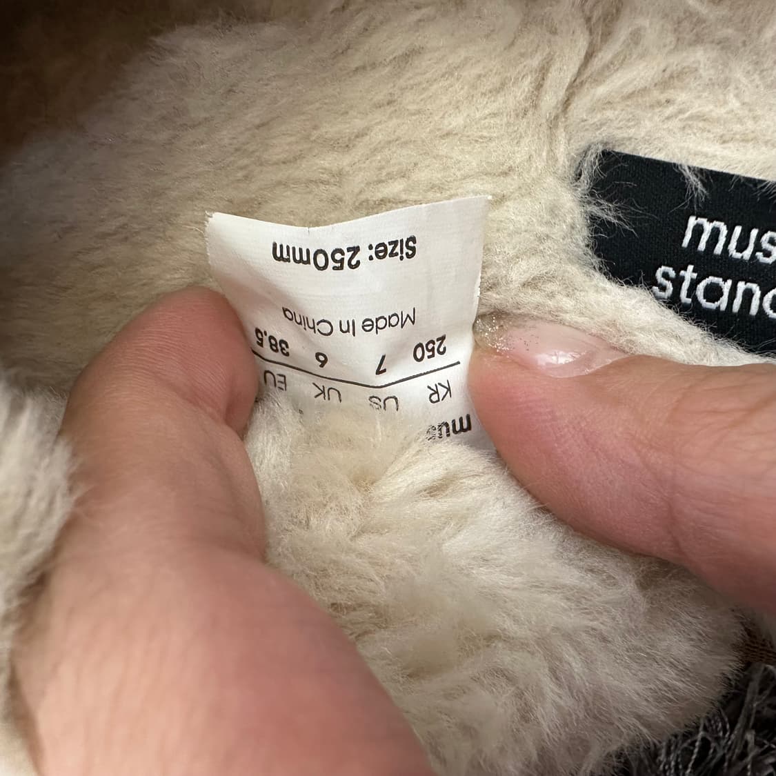 무신사스탠다드 여자 털신발 슬리퍼 카멜 250 (245) 상품이미지4