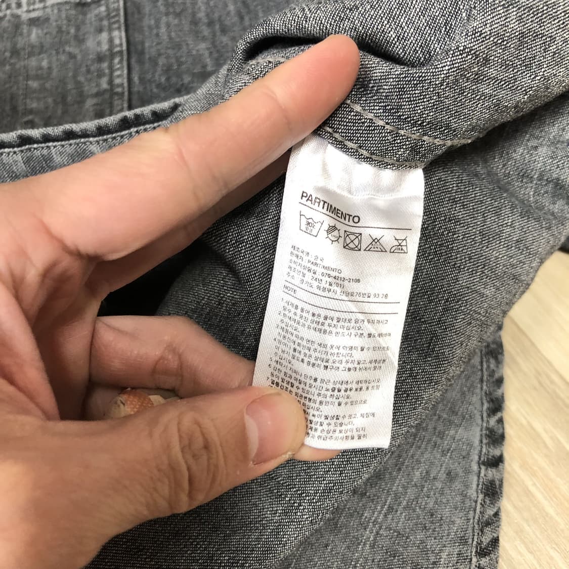 (L) 파르티멘토 PARTIMENTO 오버사이즈 스톤 워싱 데님셔츠 블랙 상품이미지4