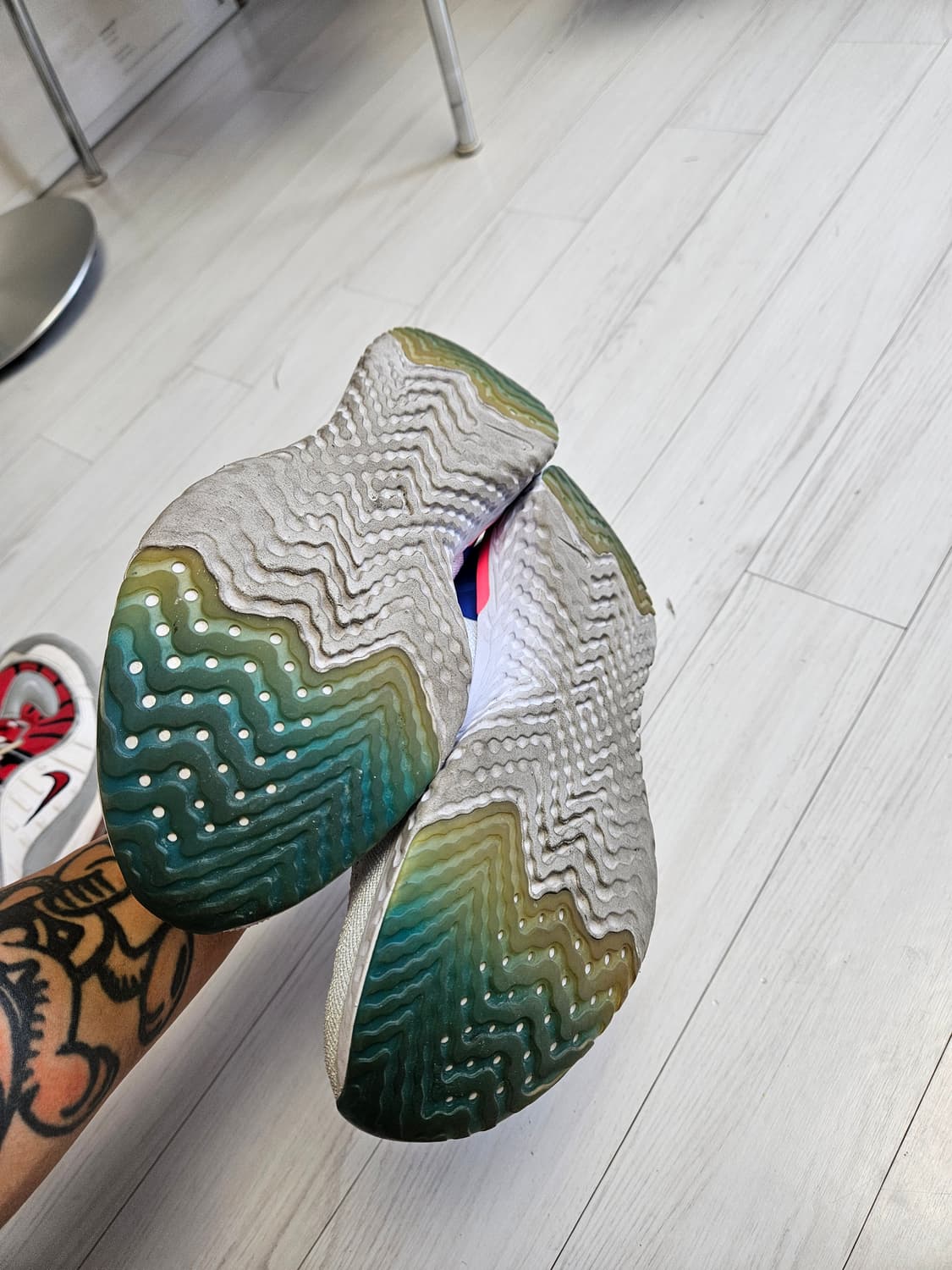 나이키 에픽 리액트 플라이니트 270 러닝화  상품이미지3