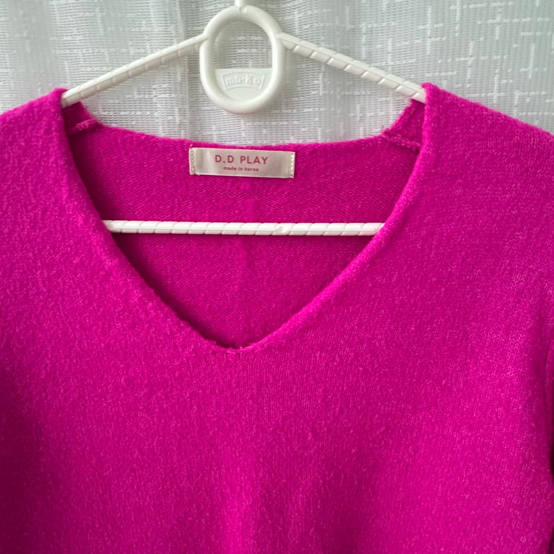 쨍한 색이 예쁜 핫핑크 브이넥 니트긴팔 상품이미지3